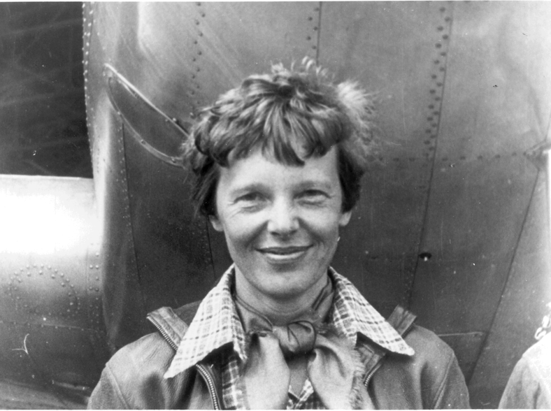 Amelia Earhart war eine Flugpionierin, die 1928 als erste Frau mit einem erfahrenen Piloten und einem Co-Piloten von Neufundland nach England flog.